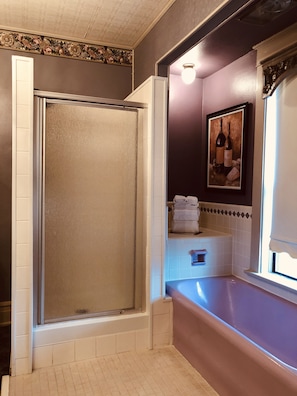 Suite, 1 Queen-Bett | Badezimmer