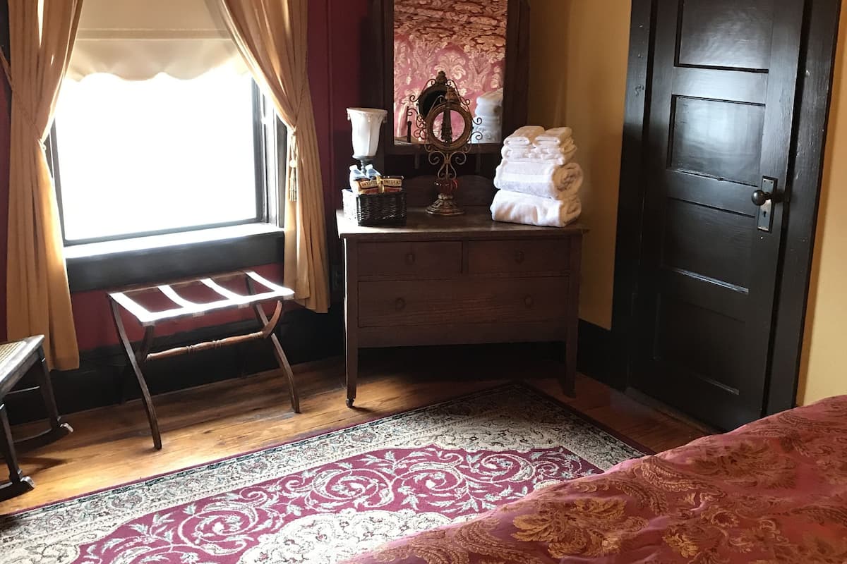 Suíte, 1 cama Queen | 1 quarto, escrivaninha, ferros/tábuas de passar roupa, Wi-Fi de cortesia