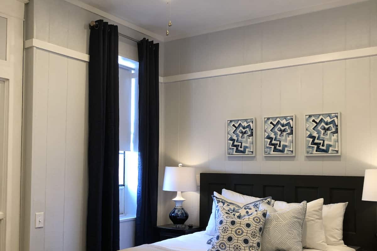Deluxe-huone, 1 keskisuuri parisänky, esteetön | Työpöytä, silitysrauta/-lauta, ilmainen Wi-Fi