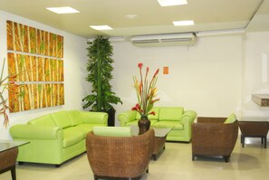 Lobby sitting area - Hotel Miraflores Excellent City (Villahermosa)