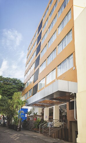 Vista frontal de la propiedad