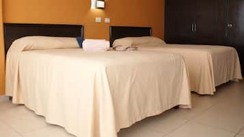 Ropa de cama de alta calidad y caja de seguridad en la habitación
