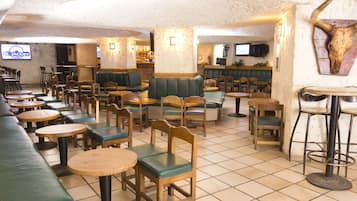 2 bares o lounges, bar deportivo