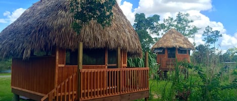 Bangalô tradicional, 1 quarto, vista parcial para o lago, no canto | Fachada