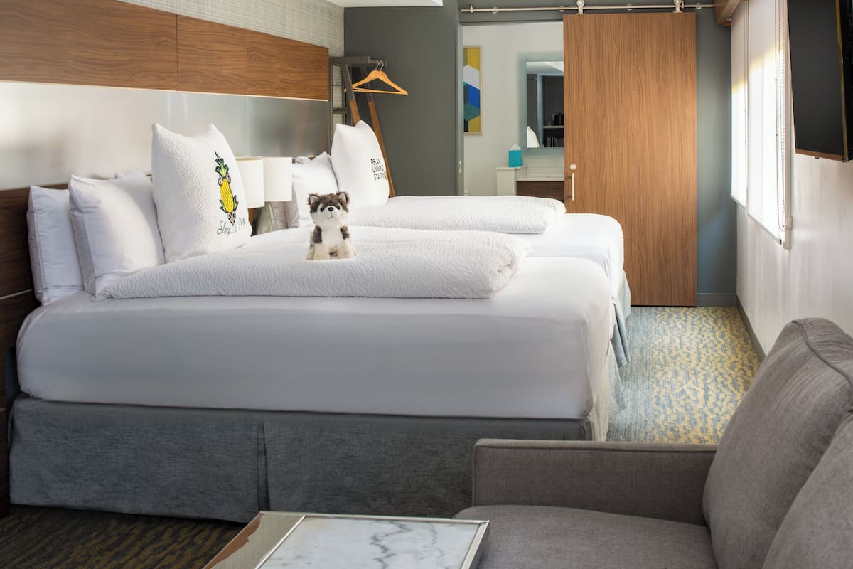 Ropa de cama de alta calidad, colchones con pillow-top y escritorio