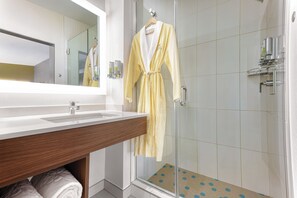Articles de toilette griffés, séchoir à cheveux, peignoirs