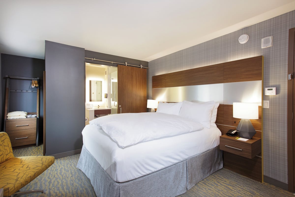 Ropa de cama de alta calidad, camas con pillow-top y escritorio