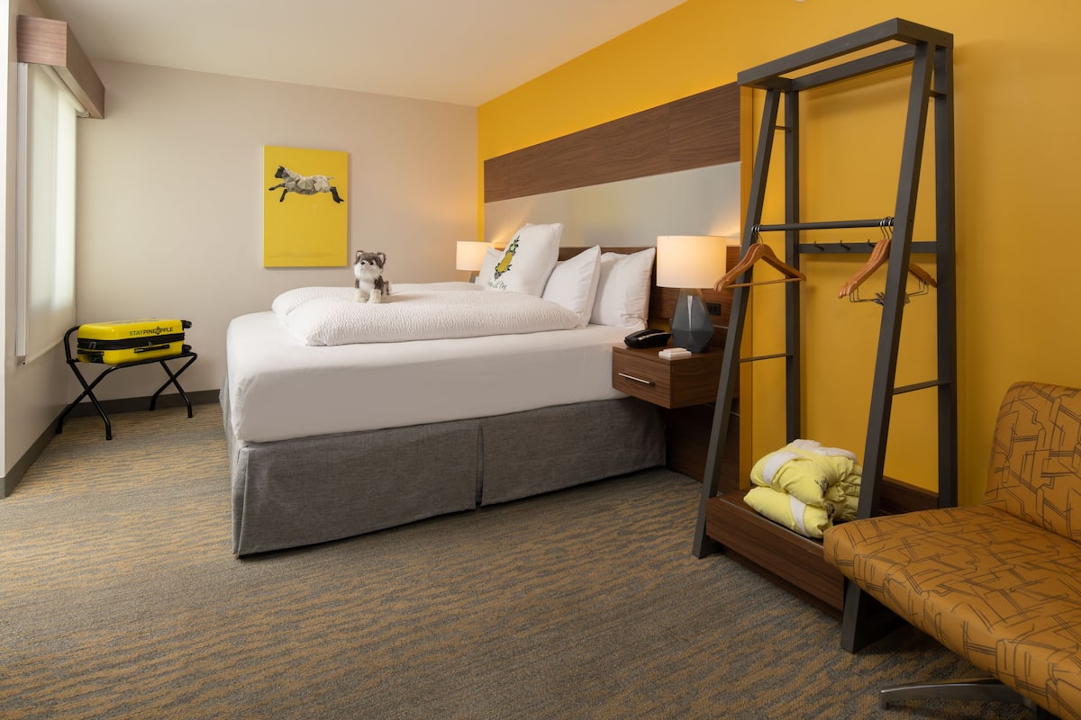 Ropa de cama de alta calidad, colchones con pillow-top y escritorio