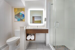 Phòng, 1 giường cỡ king (  Z ) | Phòng tắm | Đồ dùng nhà tắm được thiết kế riêng, máy sấy tóc, áo choàng tắm 