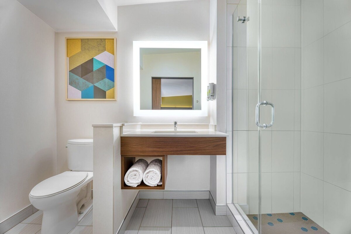Baño | Amenidades de baño de diseñador, secadora de cabello, batas, toallas 