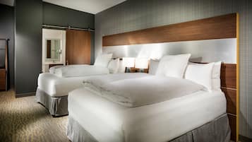 Sengetøy av topp kvalitet, senger med overmadrass og skrivebord