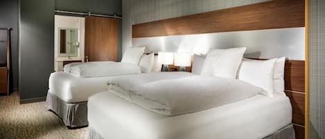 高档床上用品、加厚床垫、办公桌、笔记本电脑工作区