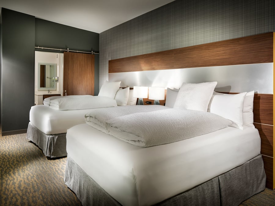 Sengetøy av topp kvalitet, senger med overmadrass og skrivebord