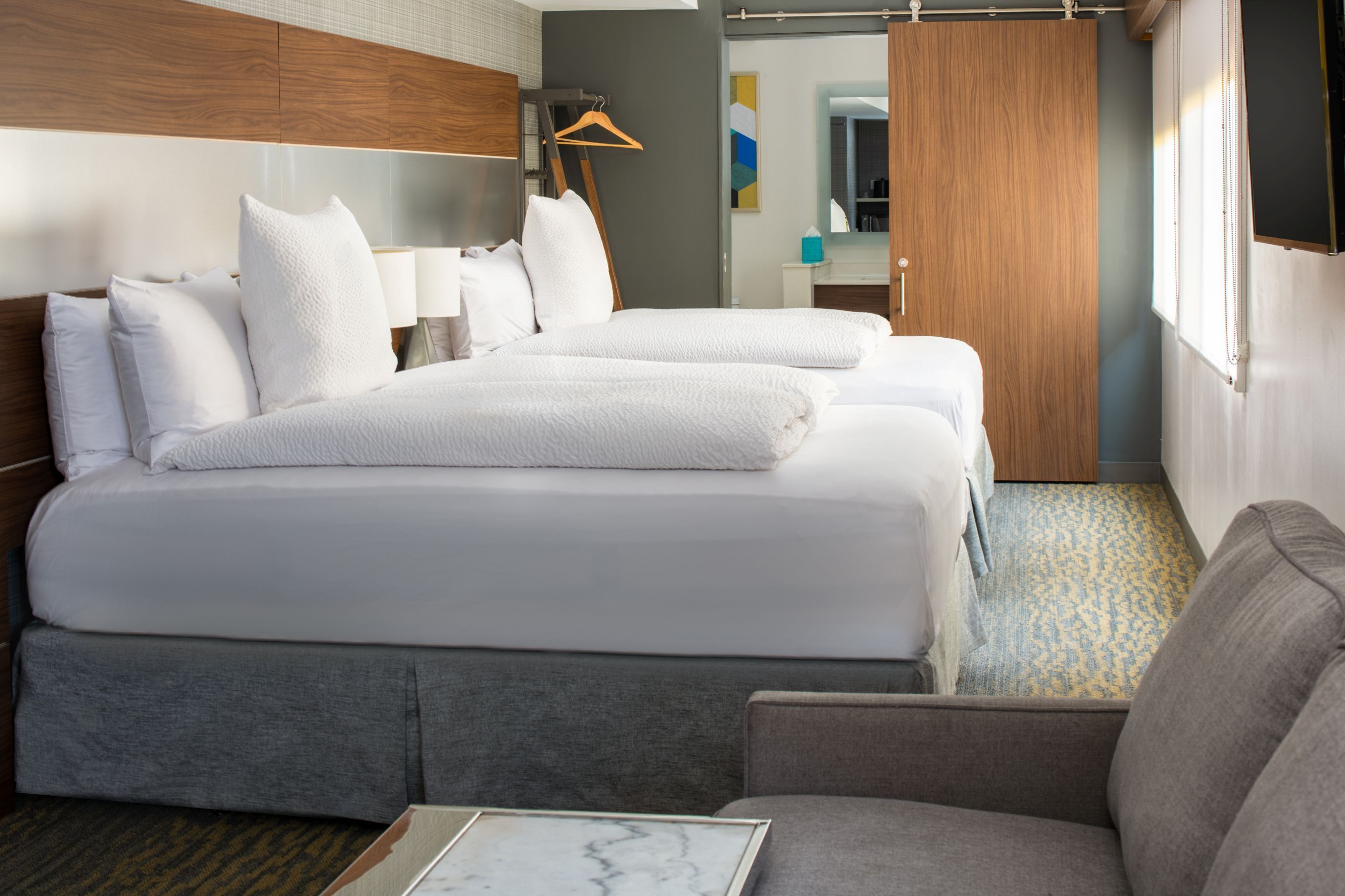 Suite, varias camas (Z) | Ropa de cama de alta calidad, camas con pillow-top y escritorio 