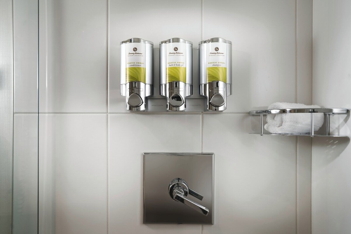 Amenidades de baño de diseñador, secadora de cabello, batas, toallas 