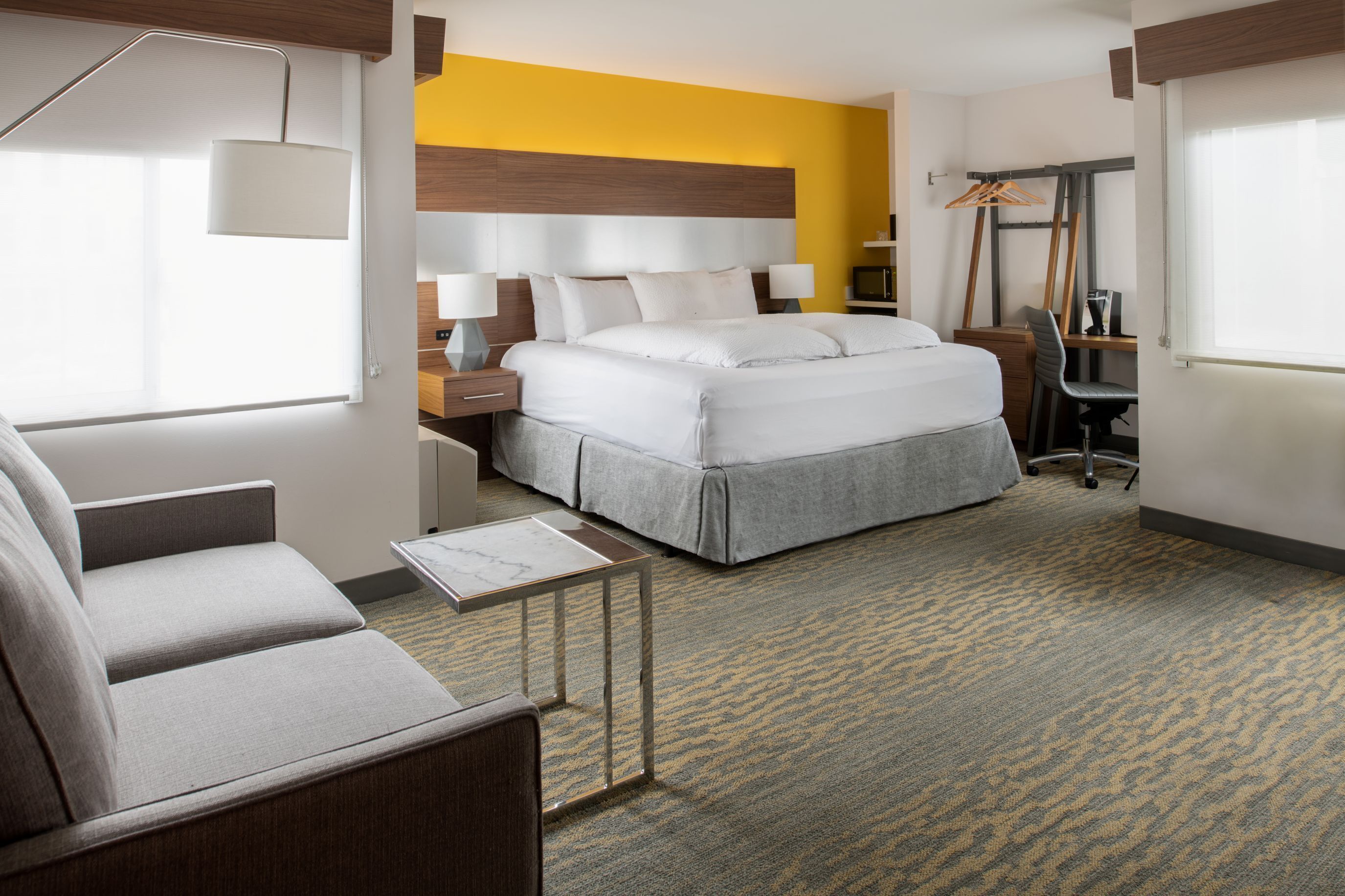 Suite, 1 cama King size y sofá cama (Z) | Ropa de cama de alta calidad, camas con pillow-top y escritorio 