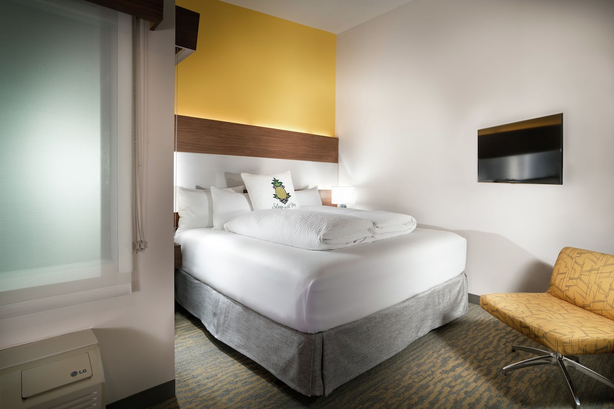 Ropa de cama de alta calidad, colchones con pillow-top y escritorio