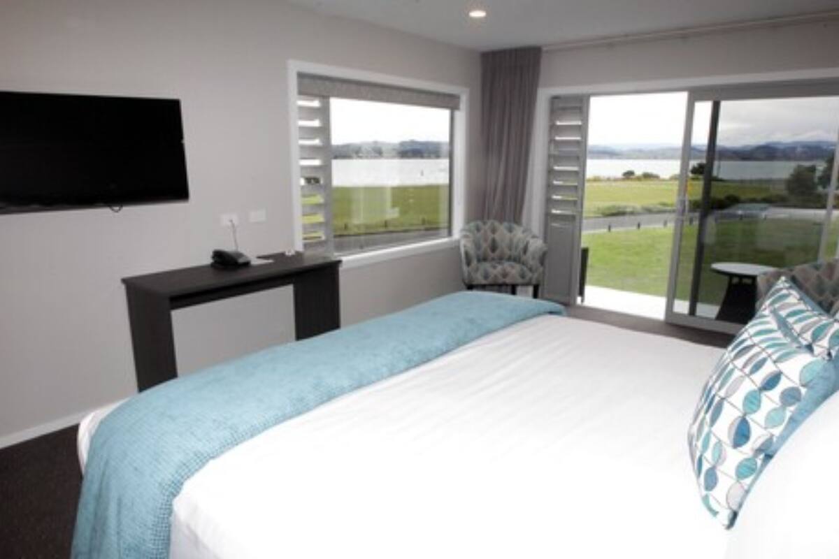 premium studio suite, 1 bedroom, balcony, ocean view | premium bedding, in-room safe, desk, iron/ironing board