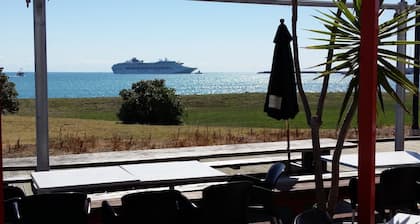 East Pier Hotel