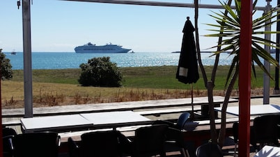 East Pier Hotel