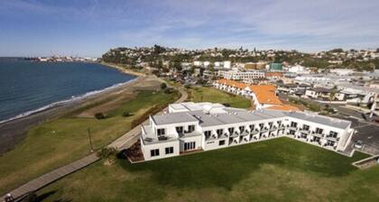 East Pier Hotel