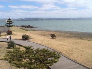 บนชายหาด, ทรายสีดำ, ผ้าเช็ดตัวชายหาด