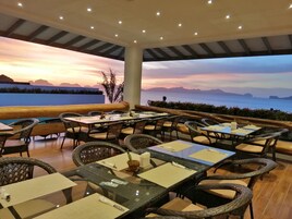 Breakfast, lunch, dinner served; international cuisine 