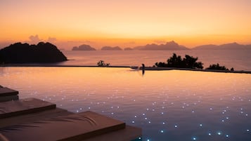 2 outdoor pools
