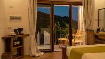 Deluxe Suite, Hill View | 1 bedroom, in-room safe, desk, laptop workspace