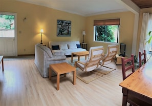 Casa de campo, 2 quartos, no jardim | Área de estar | TV de tela plana