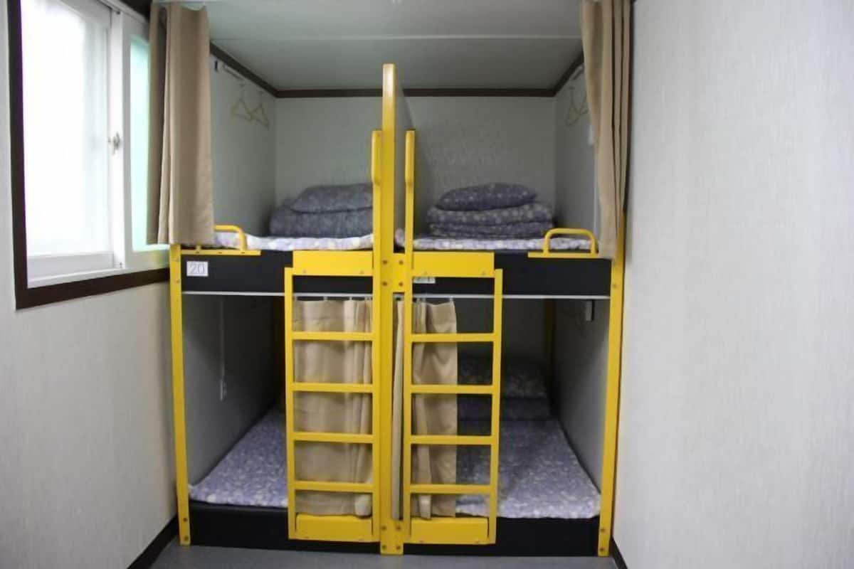 Decoració individual, mobiliari individual i cortines opaques