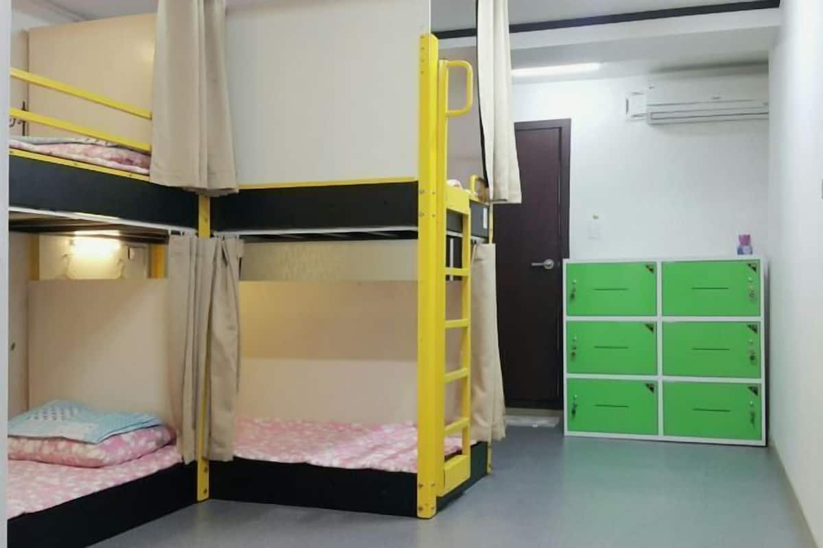 Decoració individual, mobiliari individual i cortines opaques