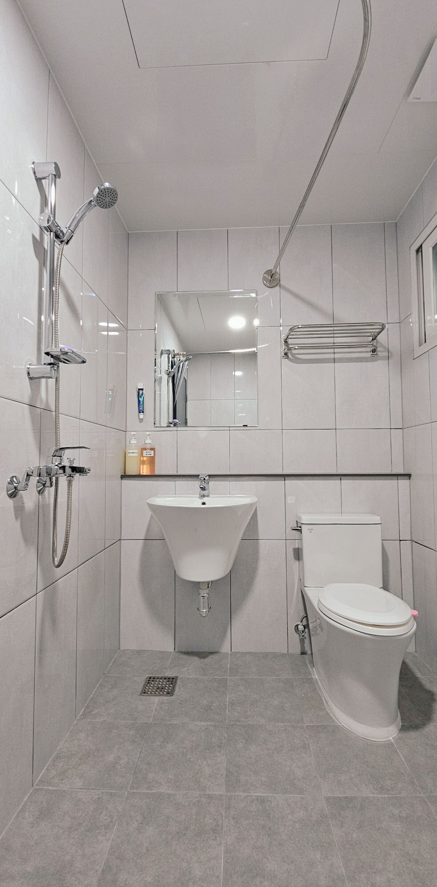 Ducha, secador de pelo, piso con calefacción en el baño, toallas