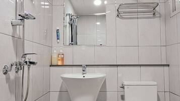 Ducha, secador de pelo, piso con calefacción en el baño, toallas