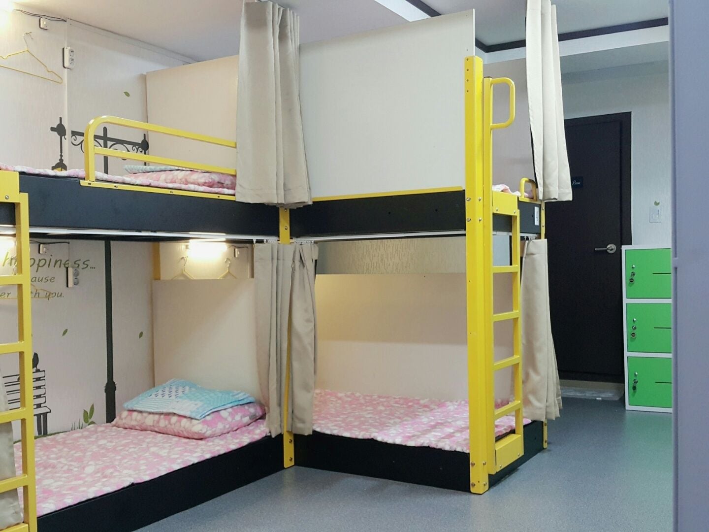 Habitación con literas, dos camas, una escalera, un armario y una puerta.