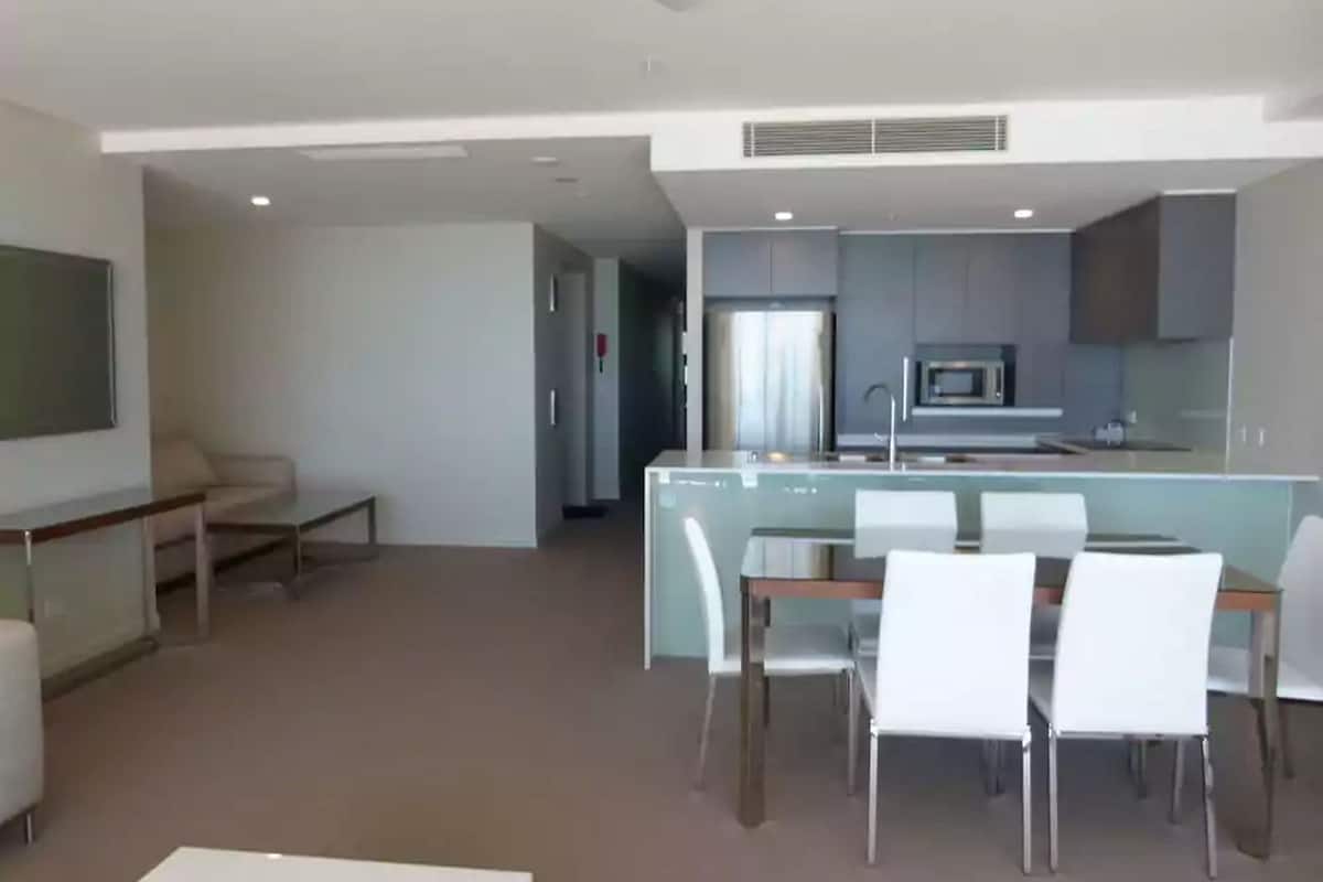 Un apartamento moderno con comedor, cocina y sala de estar.