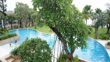 Plumeria Queen Garden View | Minibar, in-room safe, desk, blackout drapes