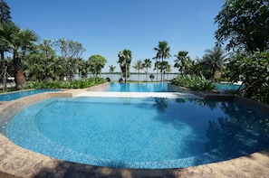 Hồ bơi ngoài trời 