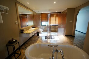 Plumeria Deluxe Garden View  | Badezimmer | Duschwanne, kostenlose Toilettenartikel, Haartrockner, Bademäntel