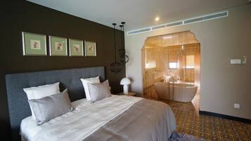 Plumeria Queen Garden View | Minibar, in-room safe, desk, blackout drapes