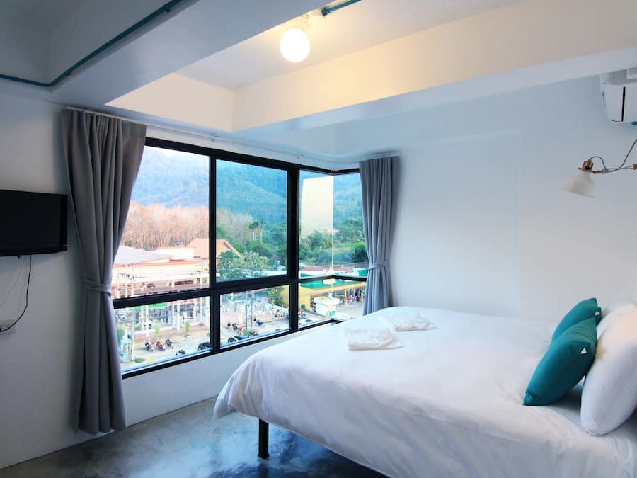 Zleep Better room | Hypo-allergenic bedding, desk, free WiFi, bed sheets