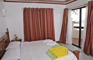 Habitación individual superior (Lodge) | Minibar, caja de seguridad en la habitación y ropa de cama 