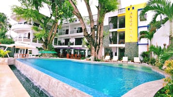 Ulkouima-allas avoinna 7.00–21.00, aurinkovarjoja, aurinkotuoleja