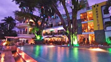 Ulkouima-allas avoinna 7.00–21.00, aurinkovarjoja, aurinkotuoleja