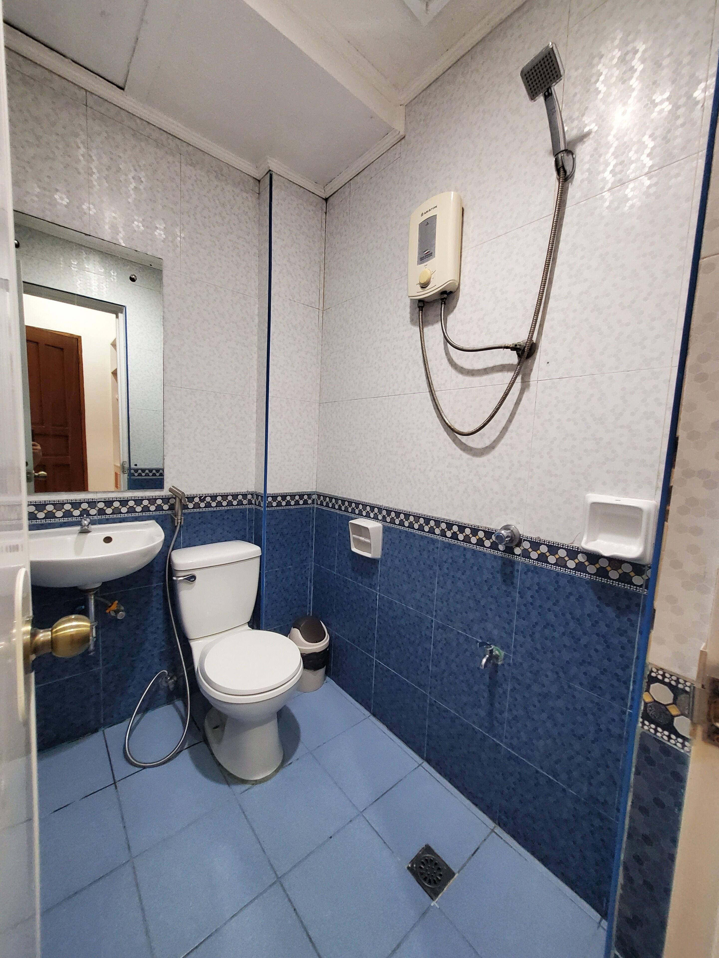 Habitación económica | Baño | Ducha, artículos de higiene personal gratuitos, bidé y toallas
