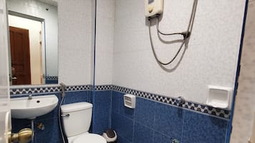 Habitación económica | Baño | Ducha, artículos de higiene personal gratuitos, bidé y toallas