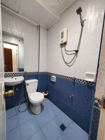 Chambre Économique | Salle de bain | Douche, articles de toilette gratuits, bidet, serviettes fournies