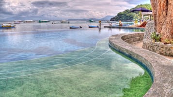 Piscina all'aperto, ombrelloni da piscina, lettini