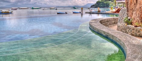 Piscina all'aperto, ombrelloni da piscina, lettini