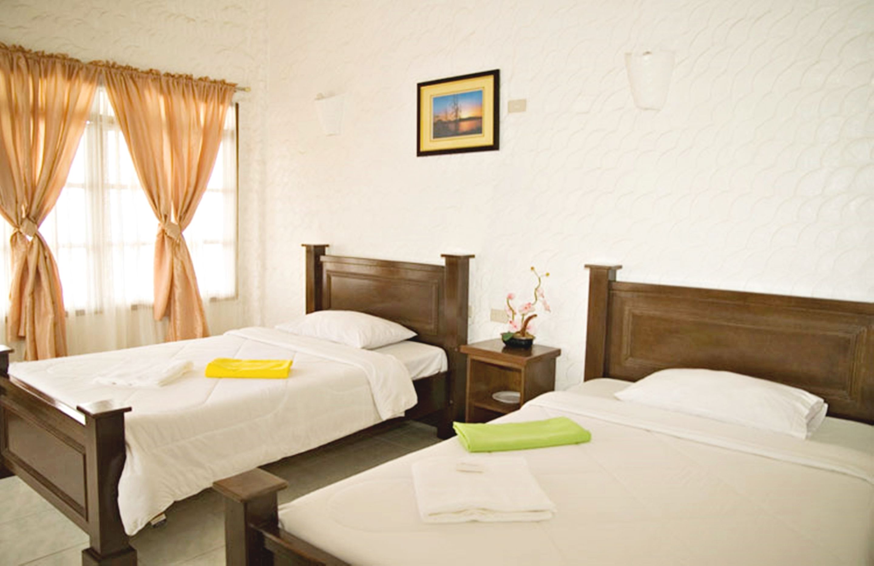 Minibar, in-room safe, bed sheets